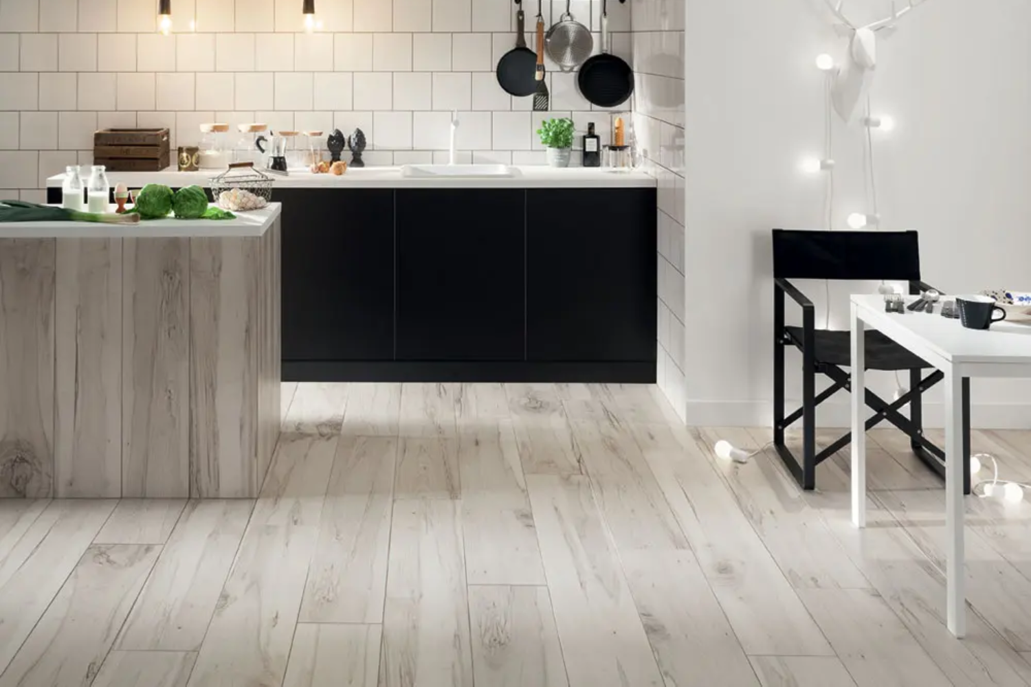 Nowoczesna kuchnia z jasnymi płytkami drewnopodobnymi